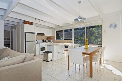 De Angelis Beach House - Accommodation Main Beach 4