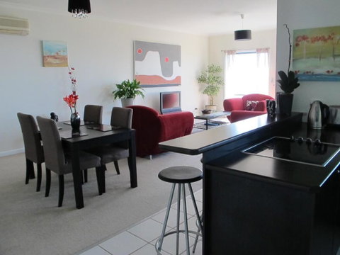 Bonza View - Accommodation Main Beach 5