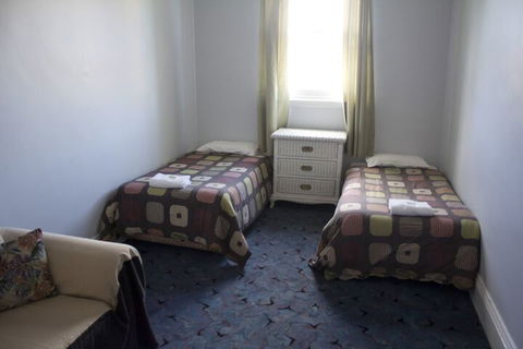 Court House Hotel - Accommodation Main Beach 1
