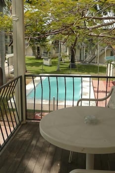 Ocean Breeze Units - Accommodation Main Beach 1