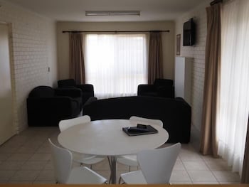 Jacaranda Motel & Holiday Units - Accommodation Main Beach 5
