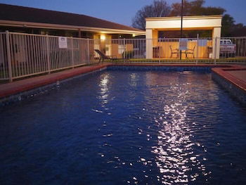 Jacaranda Motel & Holiday Units - Accommodation Main Beach 2