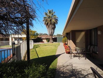 Jacaranda Motel & Holiday Units - Accommodation Main Beach 4