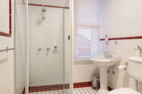 Bathurst Royal Apartments - Accommodation Main Beach 2