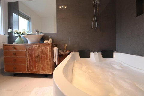 Sea Salt Bnb - Accommodation Main Beach 6