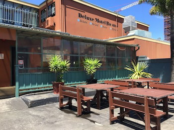 Harp Hotel - Accommodation Main Beach 6
