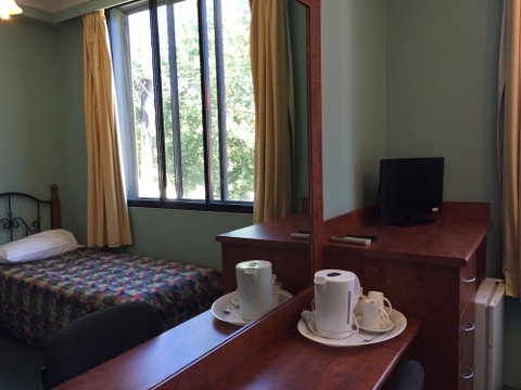 Harp Hotel - Accommodation Main Beach 0