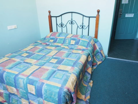Harp Hotel - Accommodation Main Beach 2