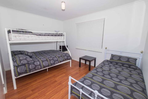 Demure Charm - Accommodation Main Beach 4