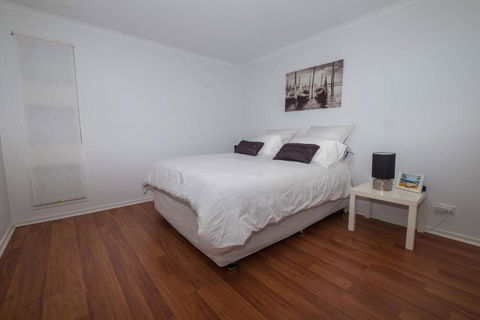 Demure Charm - Accommodation Main Beach 2