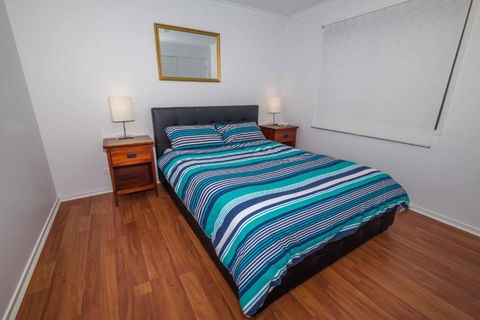 Demure Charm - Accommodation Main Beach 3