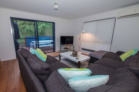 Demure Charm - Accommodation Main Beach 1