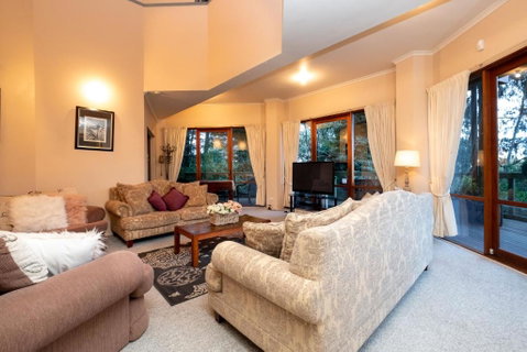 Risehill House - Accommodation Main Beach 2