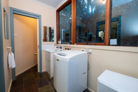 Risehill House - Accommodation Main Beach 6