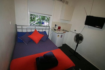 Zing Backpackers - Accommodation Main Beach 1