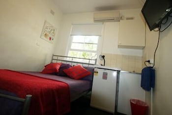 Zing Backpackers - Accommodation Main Beach 6