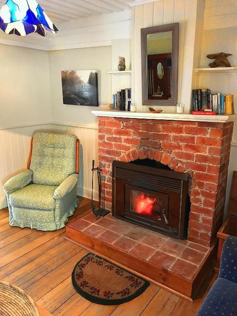 Platypus Playground Riverside Cottage - Accommodation Main Beach 2