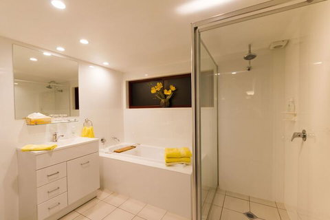 Garasu Lodge - Accommodation Main Beach 5