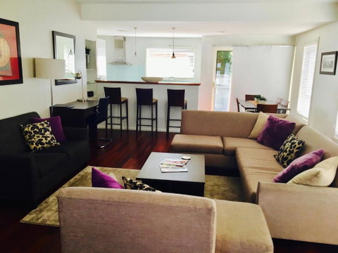 Encore Apartments - Accommodation Main Beach 5