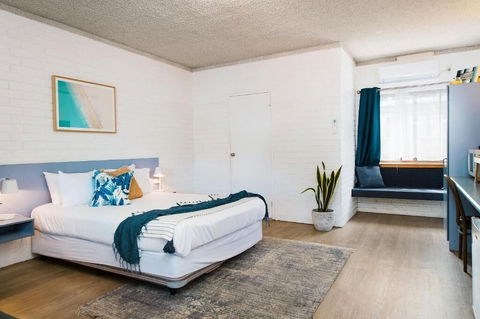 The Med Motel - Accommodation Main Beach 4