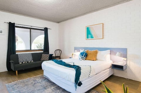 The Med Motel - Accommodation Main Beach 6