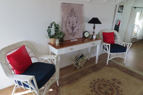 Maison De May Boutique Bed & Breakfast - Accommodation Main Beach 7