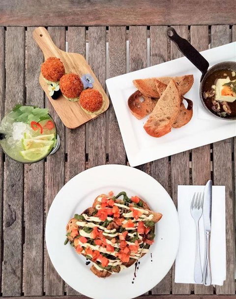 Sandbar - Accommodation Main Beach 11