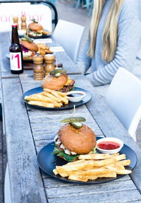 Sandbar - Accommodation Main Beach 16