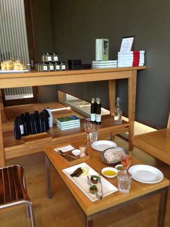 Foxeys Hangout - Accommodation Main Beach 0