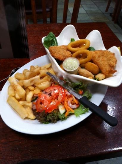The Bush Inn Bar & Grill - Accommodation Main Beach 4