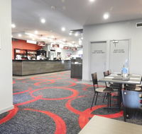 Drouin Family Hotel - Accommodation Main Beach
