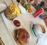 Supreme Bar and Restaurant - Accommodation Main Beach