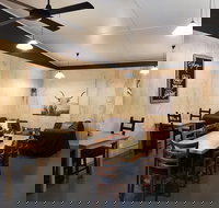 Meen Feedz - Accommodation Main Beach