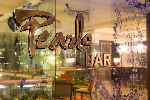 Pearl's Bar - Accommodation Main Beach 0