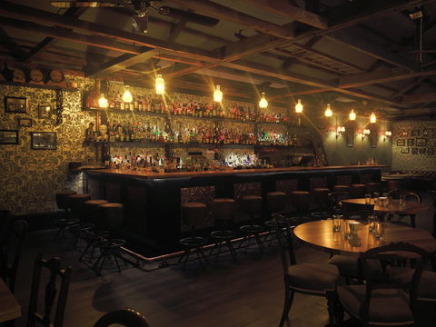 The 18th Amendment Bar - Accommodation Main Beach 2