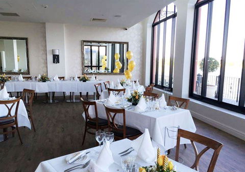 LakeFront Bistro - Accommodation Main Beach 18