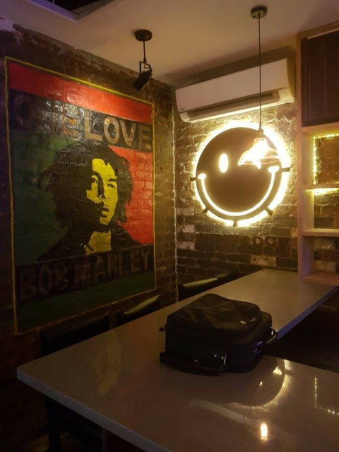 Old School Bar & Cafe - Accommodation Main Beach 0