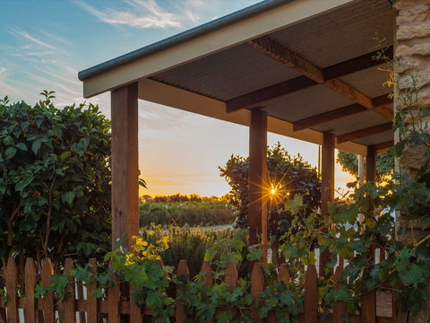 Café In The Vines - Accommodation Main Beach 0