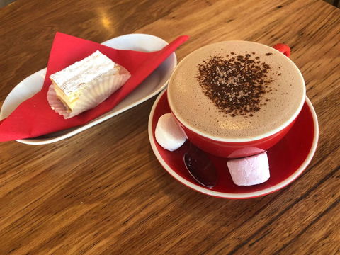 Hill Top Cakes - Accommodation Main Beach 0