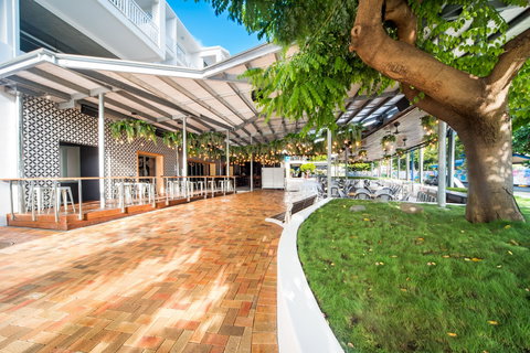 The Pub - Accommodation Main Beach 1