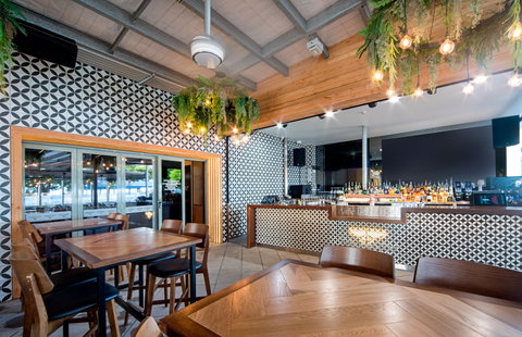 The Pub - Accommodation Main Beach 2