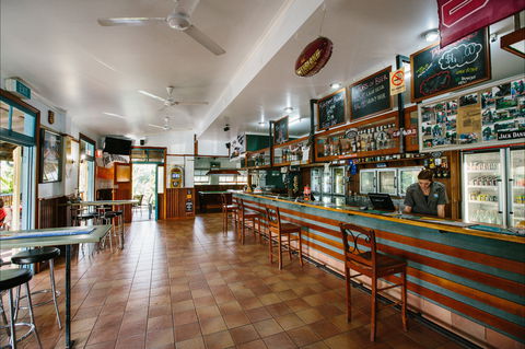 Mena Creek Hotel - Accommodation Main Beach 1