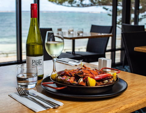 Zone Restaurant - Accommodation Main Beach 1