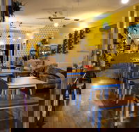 Food Wine Friends - Accommodation Main Beach
