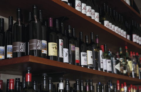 Roth's Wine Bar - Accommodation Main Beach 1