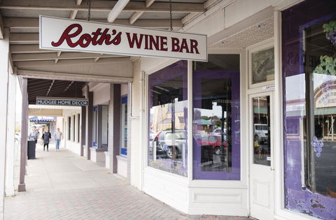 Roth's Wine Bar - Accommodation Main Beach 2