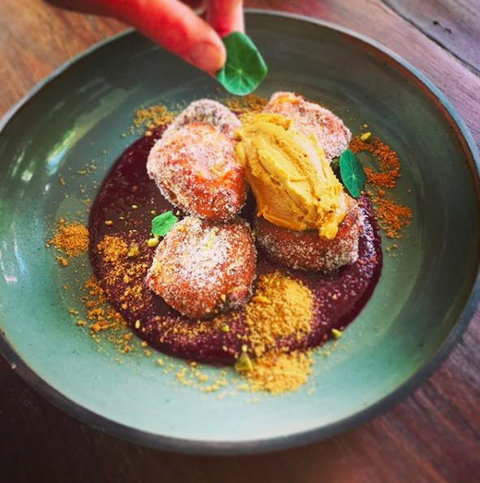 Burrow - Accommodation Main Beach 0