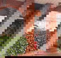 Hoolies Inn - Accommodation Main Beach