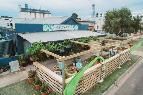 Alicia's Cafe - Accommodation Main Beach 0