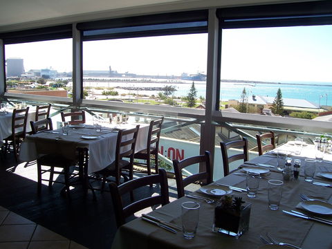 HarbourView Restaurant And Bar - Accommodation Main Beach 0